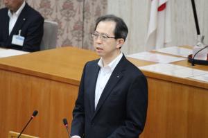 議案の提案理由を説明を行う内堀雅雄知事