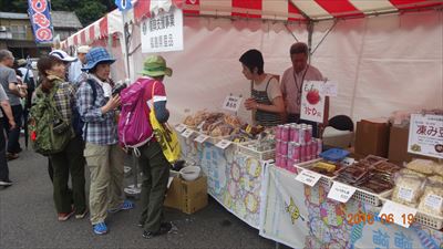 日本“ど真ん中「関」通称「モネの池」‘ご当地グルメ’大会”