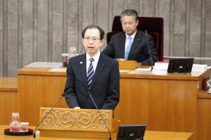 議案の提案理由を説明する内堀知事