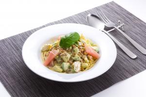 納豆とアボカドと生ハムのせクリームパスタ