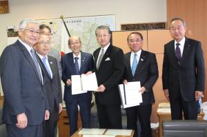 杉山純一議長に要望書を手渡しする馬場有町村会長