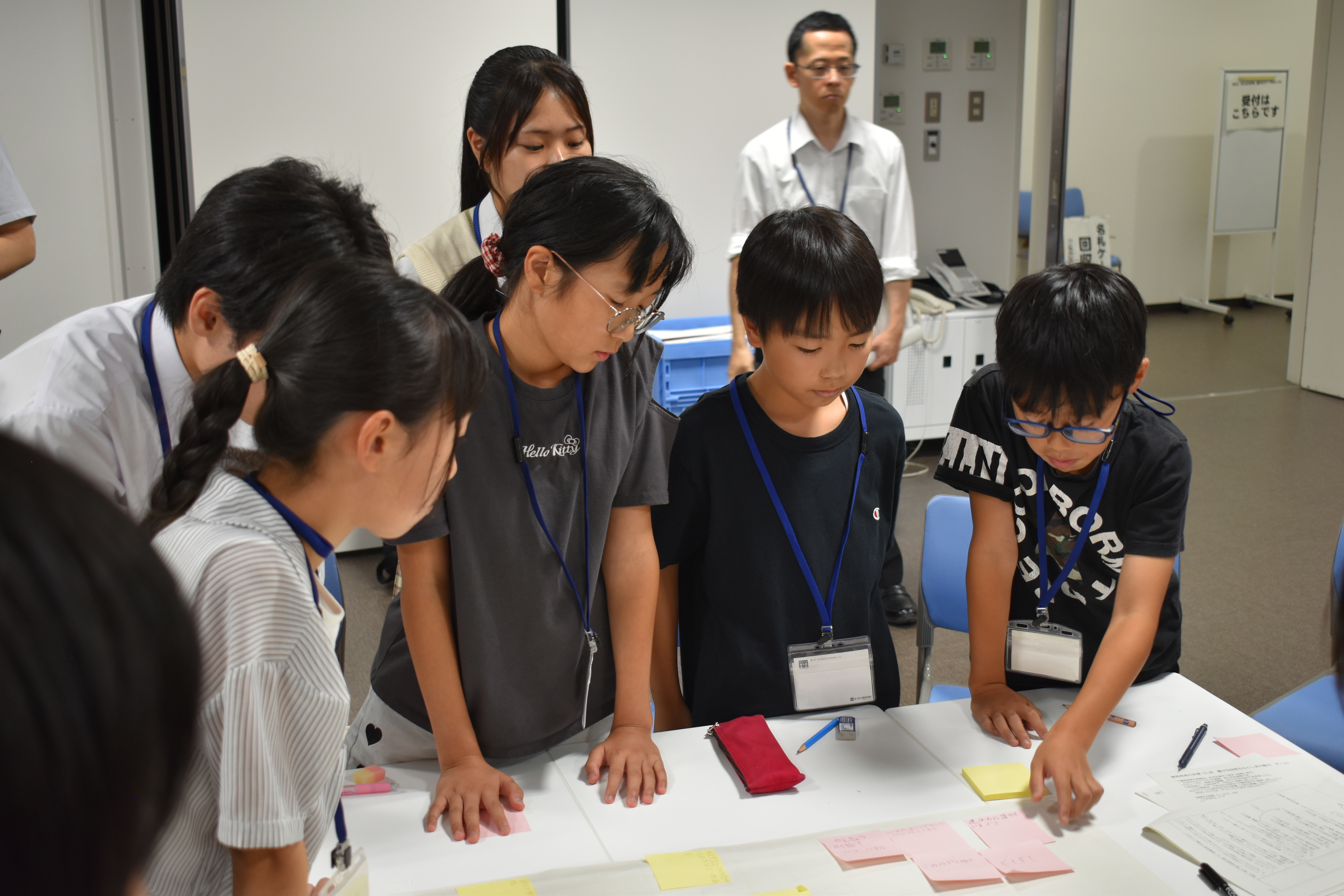 一生懸命に意見を出し合います。(写真(2))