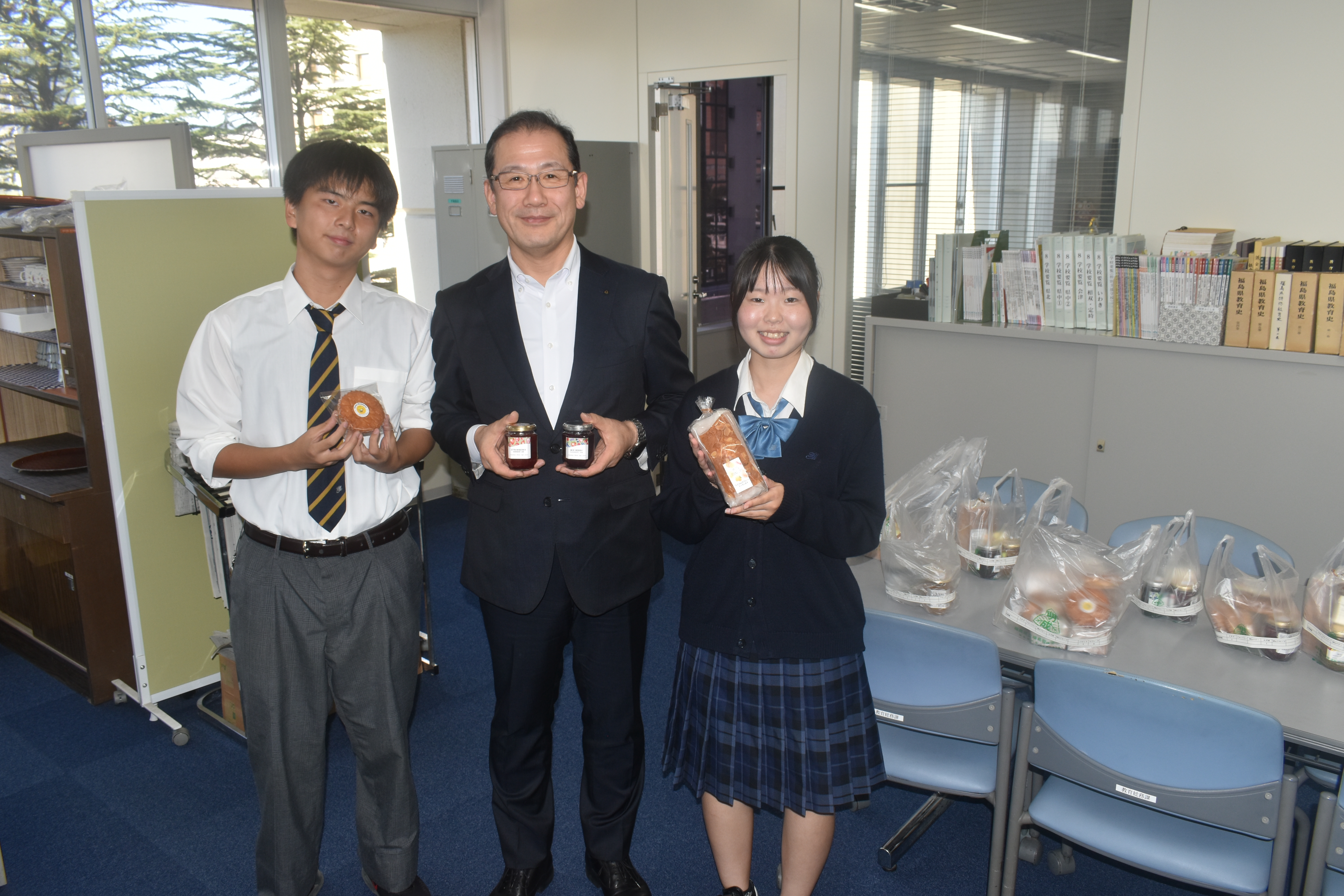 商品を手に教育長と記念撮影です。(写真(1))