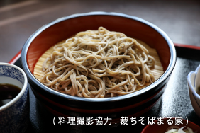 裁ち蕎麦。断面が平たい。