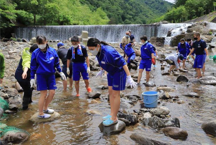 冷たくて気持ちいい!檜枝岐川の清流に入ってイワナのつかみ取り体験