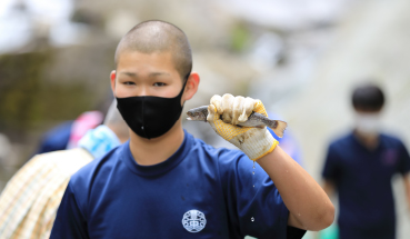 捕まえた魚は塩焼きに。