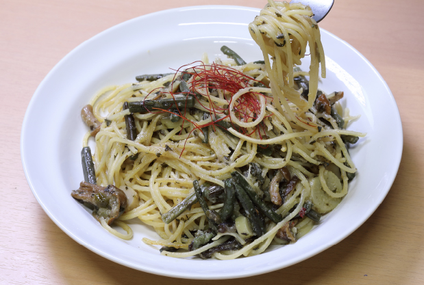 たくさんの⼭菜と⼭⼈漬の⾟味が⾷欲をそそる⼭⼈⼭菜スパゲッティ